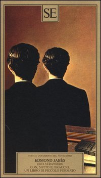 Uno straniero con sotto il braccio un libro di piccolo formato