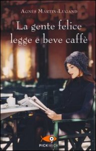 La gente felice legge e beve caff&egrave;